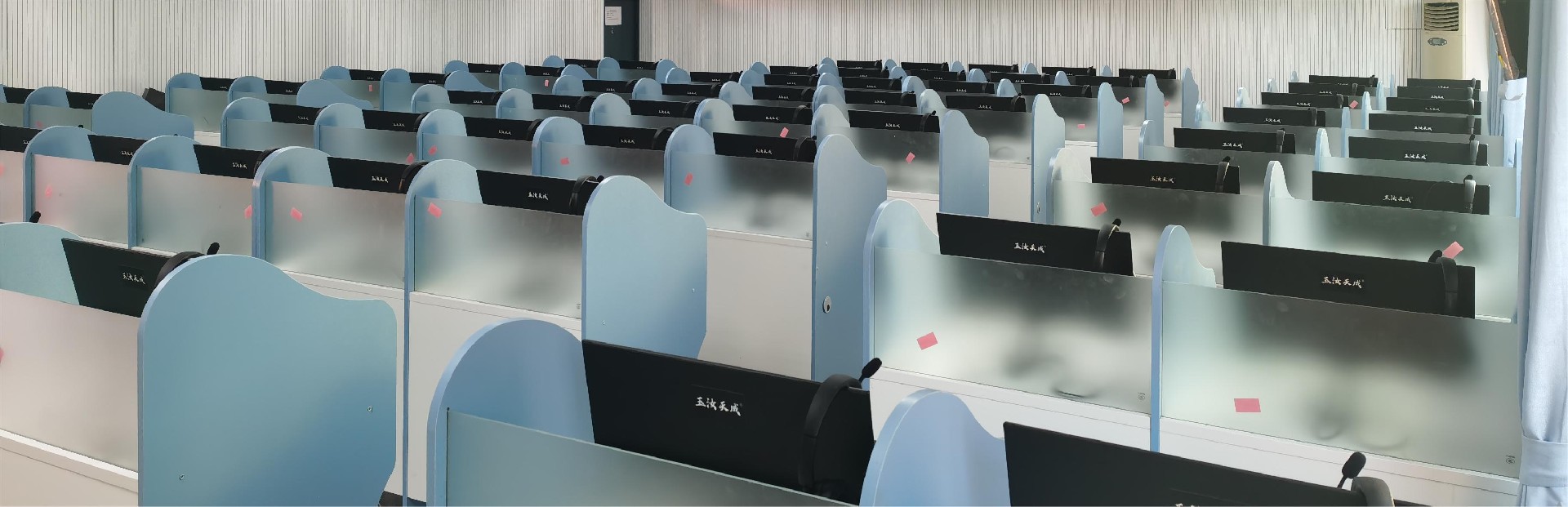 西华大学外国语学院语音实训室