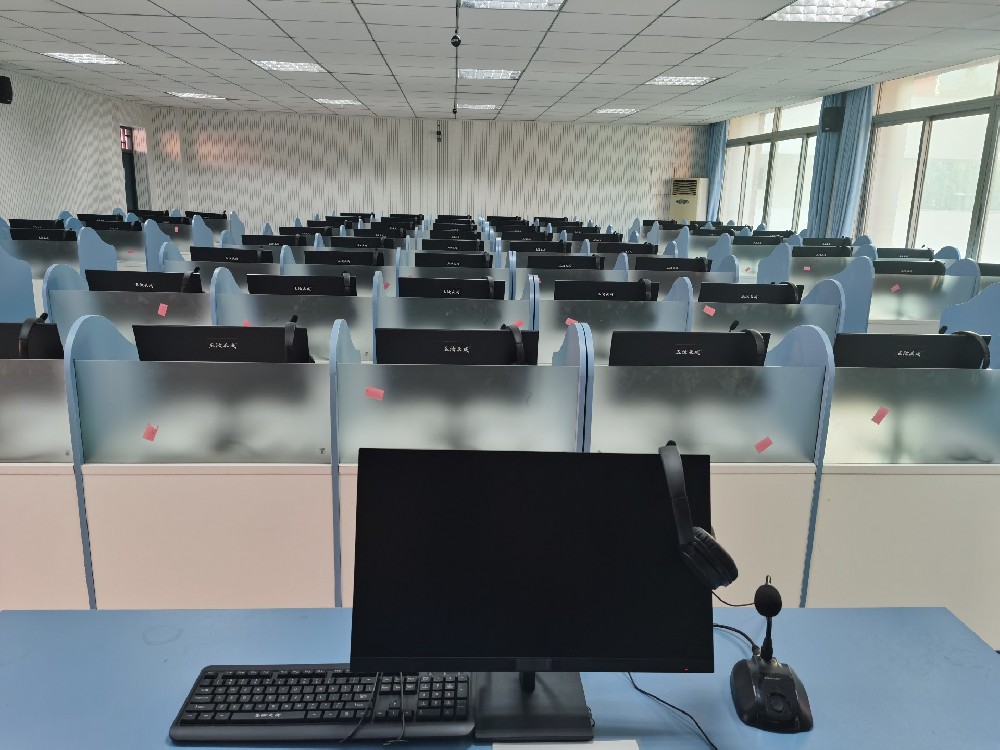 西华大学外国语学院语音实验室建设